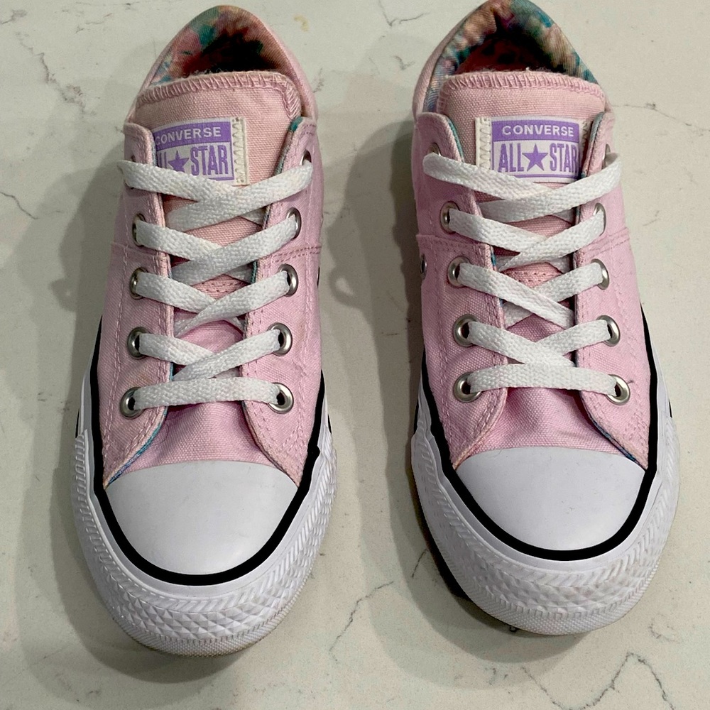 Light pink Converse All Star Sneakers. Size 6.